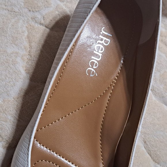 J Renee Bambilina white croco low heel pump wit gold band on heel size 8W - Picture 4 of 5